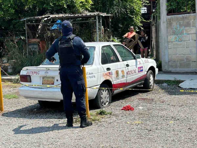   La víctima cayó a un costado de un taxi.