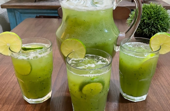 Bebida natural: Refrescate con un agua de apio con pepino y limón