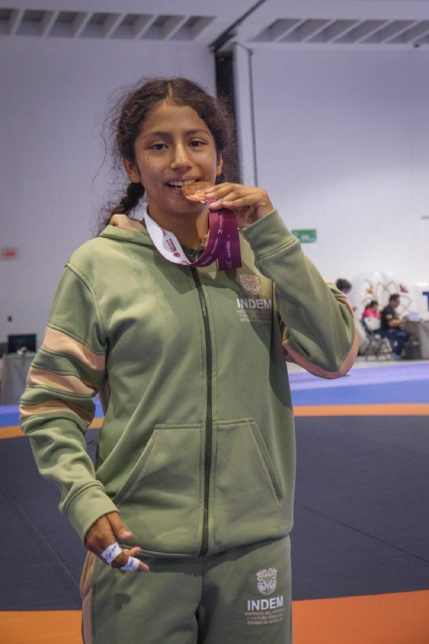 Elizabeth Zayumi Zakamoto logró la medalla de bronce en la categoría U-13, dentro de los 54 kilogramos.  