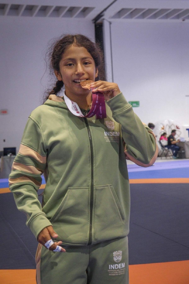 Elizabeth Zayumi Zakamoto logró la medalla de bronce en la categoría U-13, dentro de los 54 kilogramos.  