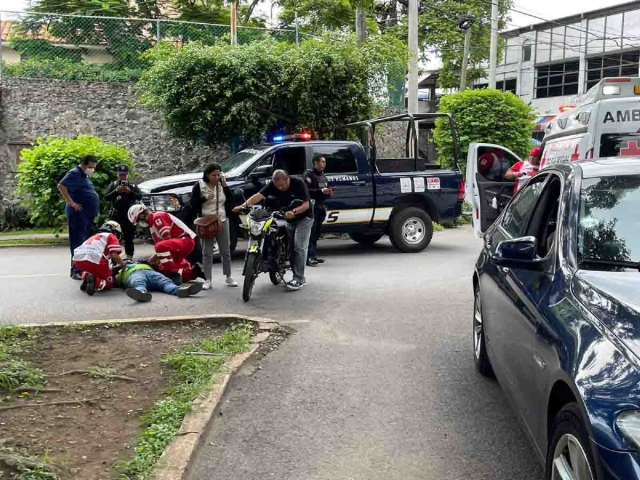 El motociclista fue atendido en el sitio y después lo llevaron a un hospital.