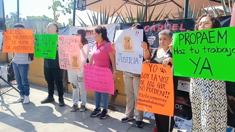 Manifestantes expusieron la problemática a la gobernadora Margarita González durante un evento desarrollado ayer en el primer cuadro de Cuernavaca. 