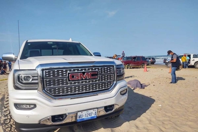 Conductor mata a joven enterrado en arena de playa en Tamaulipas