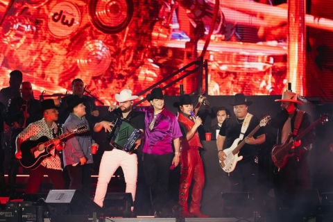 Grupo Firme es abucheado en la Feria de San Marcos tras negarse a cantar corrido vinculado al narco