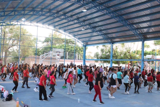 La cancha de usos múltiples de la colonia Aquiles Serdán fue sede una sesión maratónica de zumba.