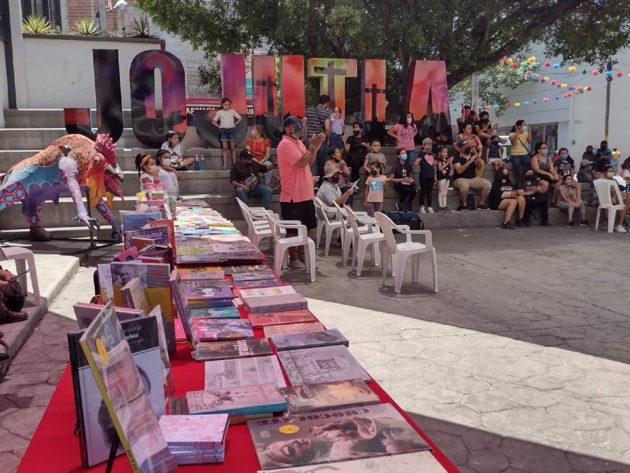 Roberto Abad (al centro) presentó su volumen de cuentos “Cuando las luces aparezcan”.