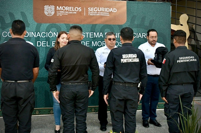 Entregan autoridades penitenciarias uniformes a custodios de centros de reinserci&oacute;n social y gu&iacute;as t&eacute;cnicos del CEMPLA