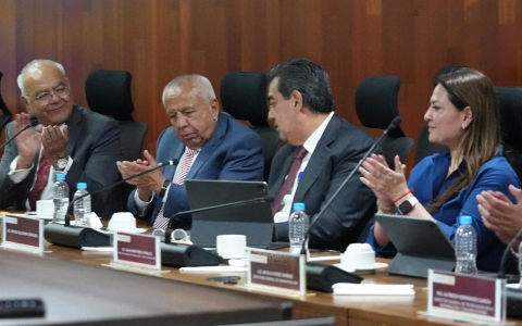 Sergio Salomón Céspedes reemplaza a Francisco Garduño al frente del INM