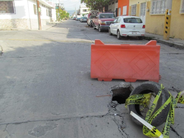 Un nuevo socavón apareció en una calle de Jojutla; los vecinos temen que si no se repara antes de la feria, pueda empeorar.