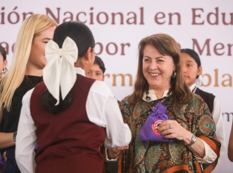En la Secundaria T&eacute;cnica No. 1 de Cuernavaca, la mandataria estatal encabez&oacute; el inicio del programa en la entidad. 