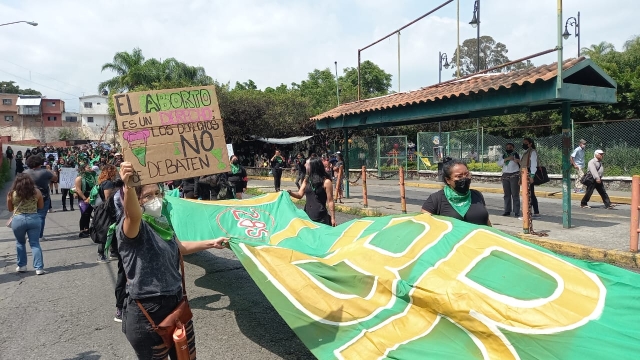 Marchan feministas a favor del aborto