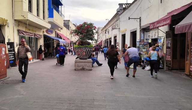 Ver las calles libres de ambulantes sorprendió a peatones y comerciantes establecidos.