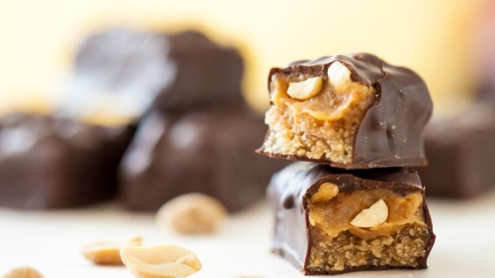 Aprende a hacer tus propias barras caseras de chocolate, caramelo y cacahuate