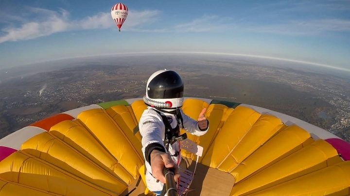 Impone récord al pararse sobre un globo.