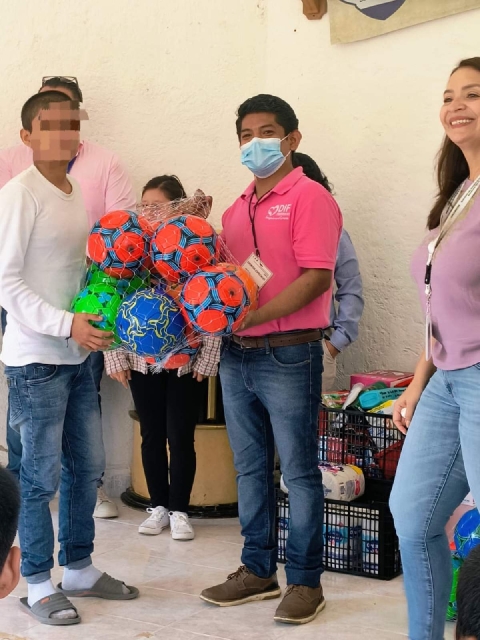   Personal del DIF municipal acudió al CEMPLA para entregar los apoyos.