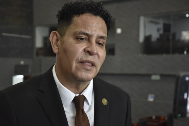 No es momento de aprobar ajuste al alza en tarifas del transporte p&uacute;blico, reitera diputado federal Juan &Aacute;ngel Flores