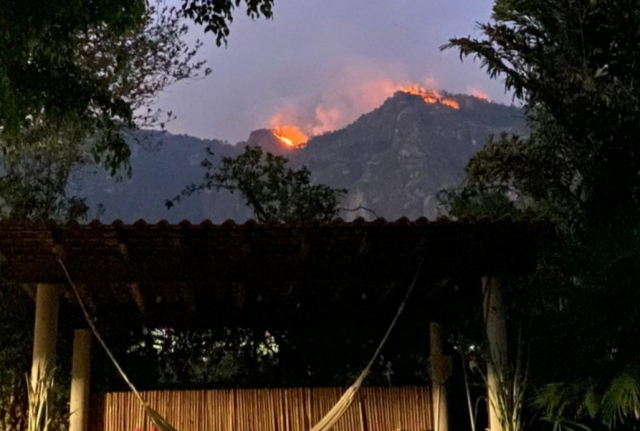 EEMI continúa labores para combatir incendio forestal en Santo Domingo