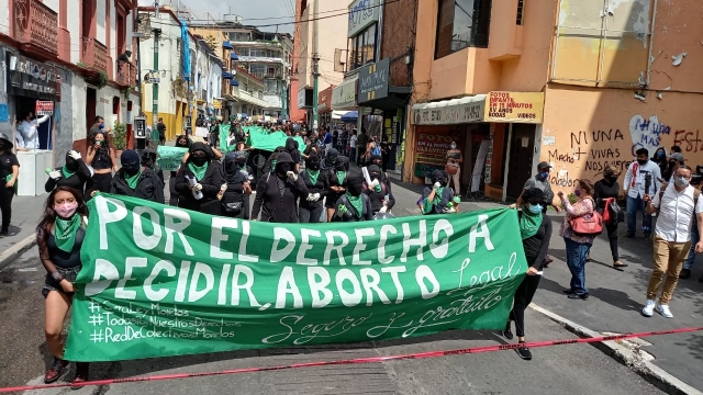 Organizaciones feministas marchan en el Centro de Cuernavaca