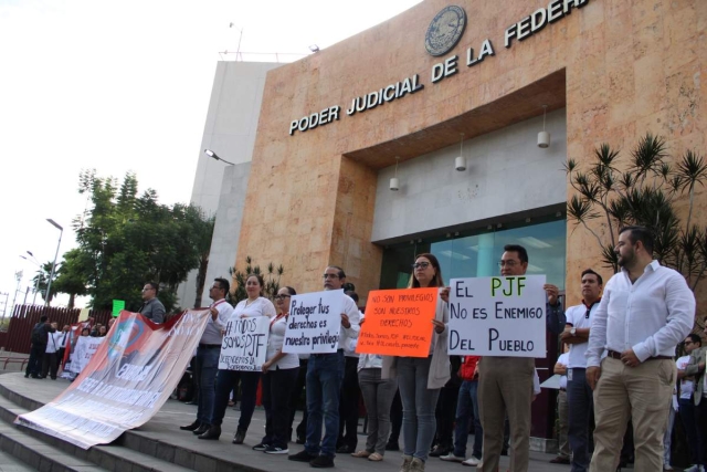 Trabajadores del Poder Judicial de la Federación del Decimoctavo Circuito, con sede en Cuernavaca, realizaron una protesta afuera de las instalaciones judiciales.