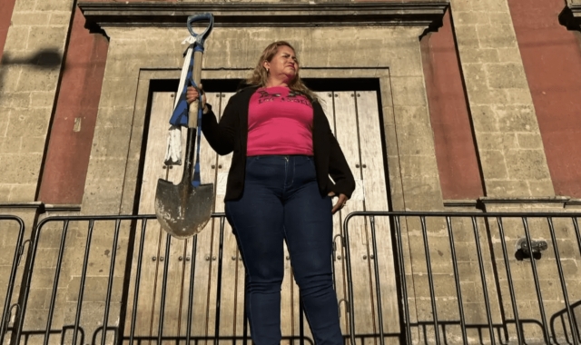 Madre buscadora busca entregar a AMLO pala con que busca a su hijo desaparecido