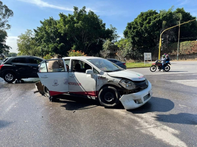 Los vehículos resultaron con daños materiales.