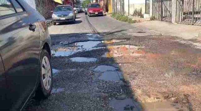 A los daños a la carretera se suman los olores desagradables de las aguas negras.