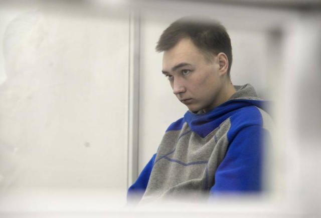 Crímenes de guerra: Ucrania reduce condena de primer soldado ruso acusado por asesinar a civiles