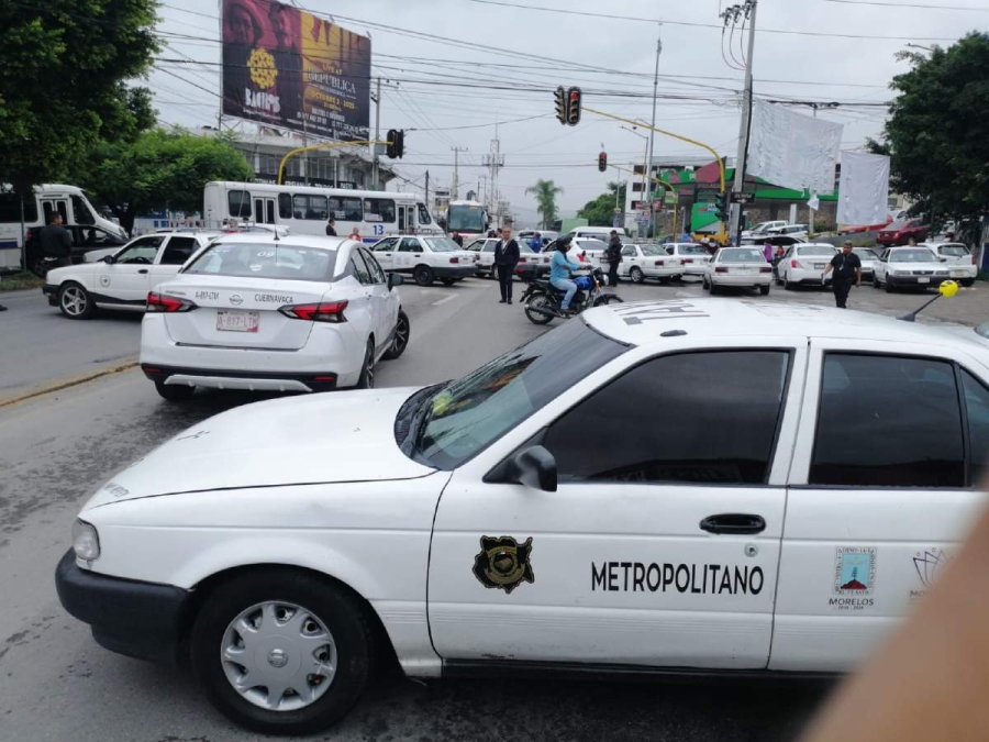 Transportistas e inspectores de la Coordinación de Movilidad tuvieron un altercado en los instantes en que los choferes iniciaban una protesta la mañana de ayer en las oficinas de la dependencia