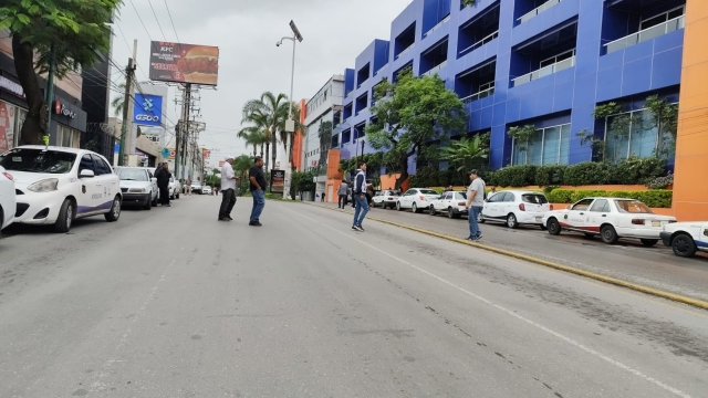 Breve bloqueo de taxistas en avenida Plan de Ayala; inician mesa de trabajo con CGMyT