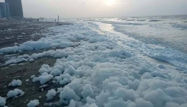 Clausuran playas de Coatzacoalcos por la aparición de espuma.