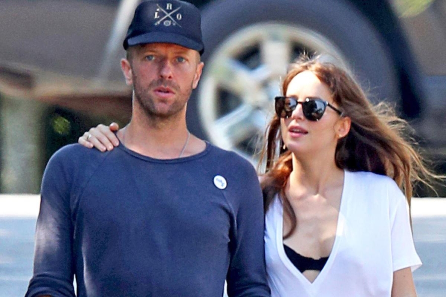 Dakota Johnson y Chris Martin se comprometen tras 6 años de noviazgo