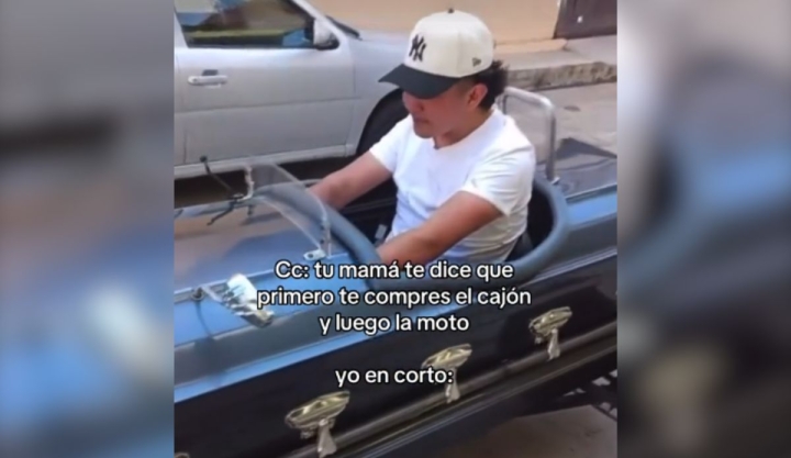 Conductor sorprende con auto en forma de ata&uacute;d y desata furor | VIDEO
