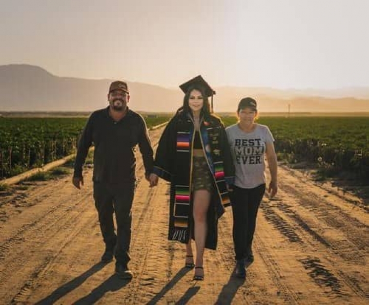 Honró a sus padres con sus fotos de Graduación.