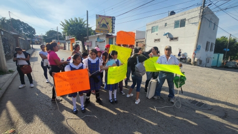 Se manifiestan madres de familia en primaria &#039;Santana Díaz Romano&#039; de Jiutepec