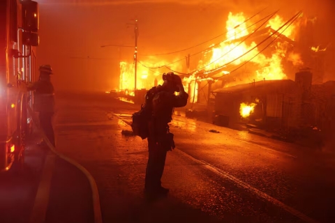 Evacúan a más de 80 mil personas en California por incendios fuera de control