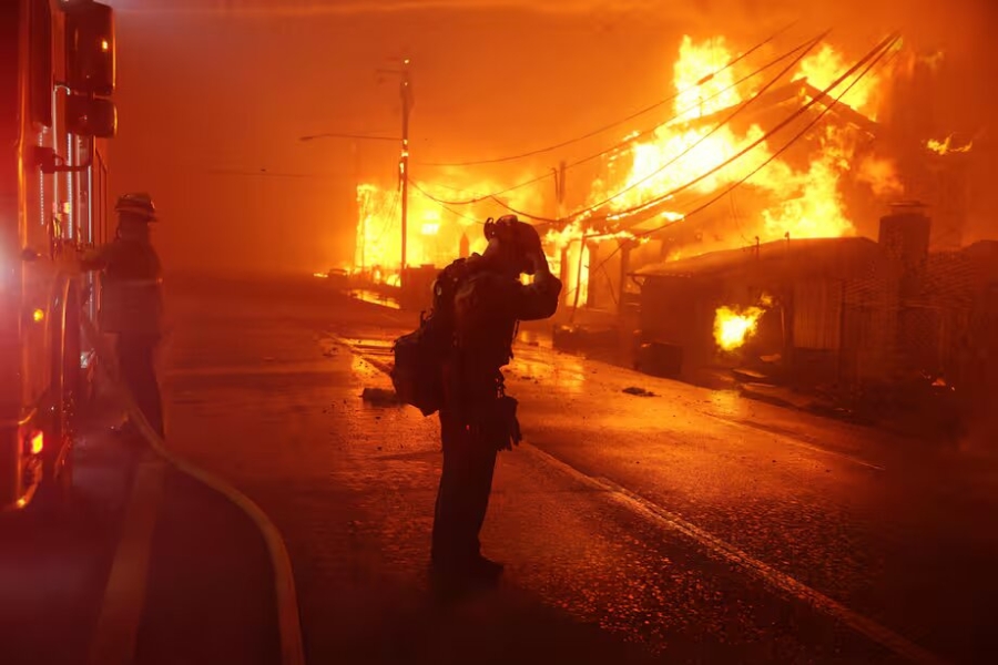 Evacúan a más de 80 mil personas en California por incendios fuera de control