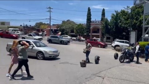 Vecinos de colonia Lienzo del Charro realizan bloqueo en glorieta de Paloma de la Paz