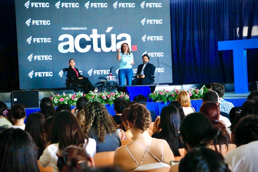 Dialoga Lucy Meza con estudiantes del Tec de Monterrey