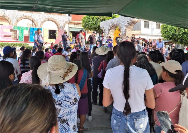 Maestros, padres de familia y estudiantes participaron en la manifestación.