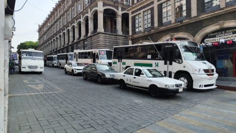Informan transportistas de reunión con autoridades; estacionan unidades en calle Galeana