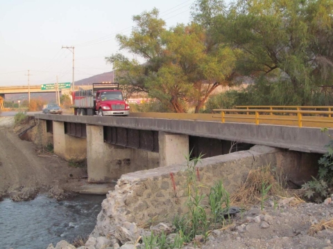 Aunque hubo presencia de autoridades, hasta la tarde de ayer el puente seguía funcionando. Se espera que este martes sea cerrado al tránsito vehicular.