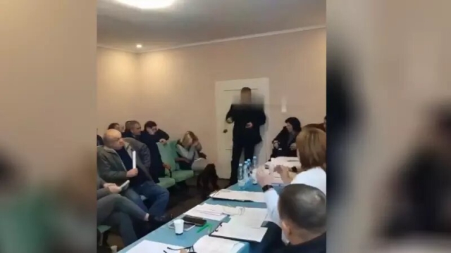 Concejal ucraniano detona granadas en sesión de ayuntamiento; hay 26 heridos