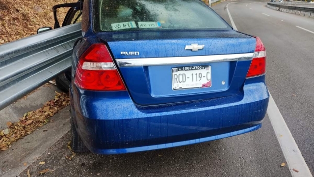 El auto Aveo color azul, con placas de Morelos, que se accident&oacute; la tarde de ayer en el municipio de Tepoztl&aacute;n.