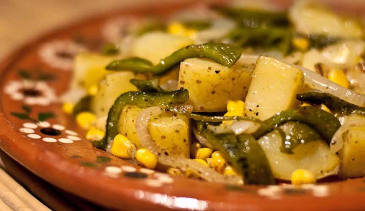 Aprovecha la Temporada: Cocina Rajas Poblanas con Papas