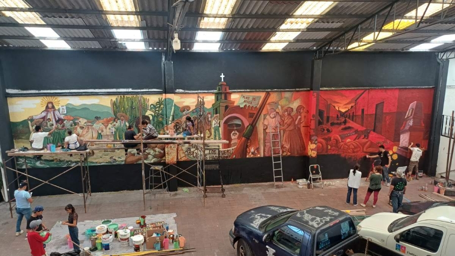 El mural tiene una dimensión aproximada de 14 metros de largo por cuatro metros de alto.