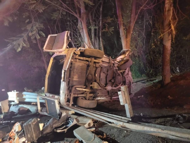 La camioneta en la que viajaban las v&iacute;ctimas termin&oacute; volcada a orillas de la carretera.