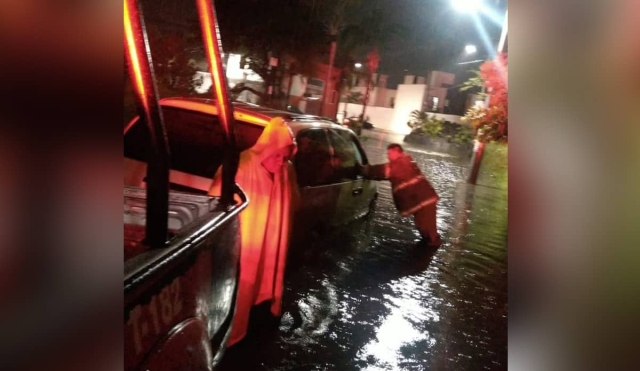 Se ahogó al quedar atrapada en su auto