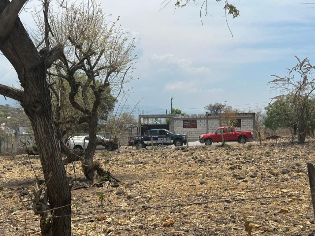 El hombre fue encontrado sin vida en el patio de la vivienda.