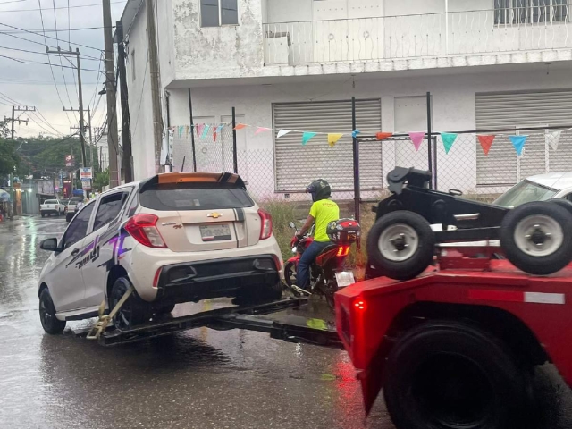  Dos de los tres vehículos incautados.