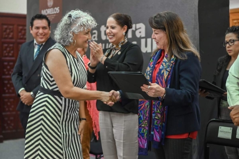 La mandataria estatal encabezó la ceremonia de basificación de 67 profesores que forman parte del Programa Estatal de Inglés. 